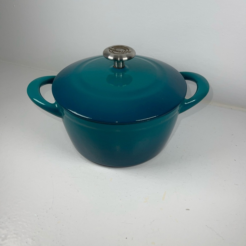 Southern Living small round 24 OZ turquoise blue enamel‎ casserole with lid